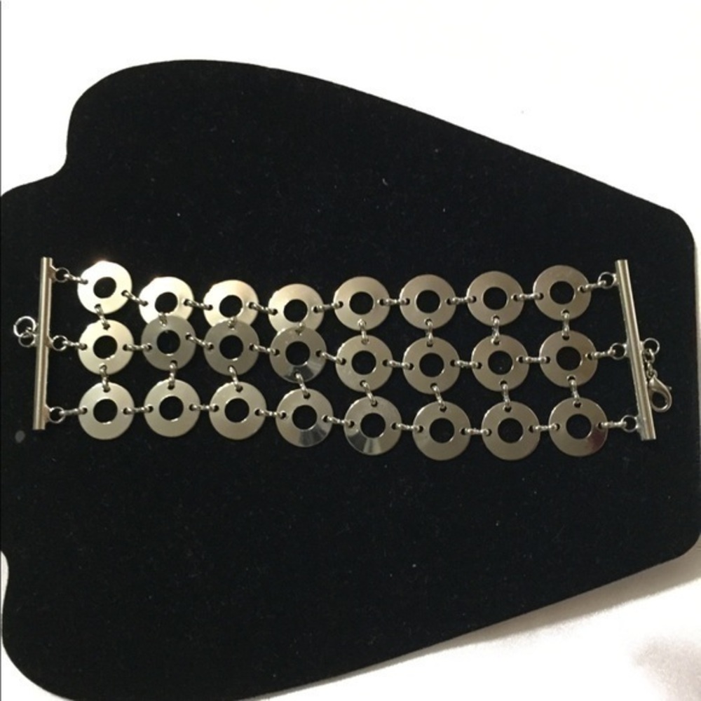 Silver Tone O Ring Bracelet.